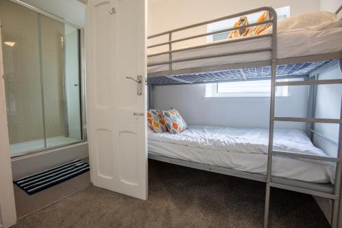 1 double bed, 1 bunk bed