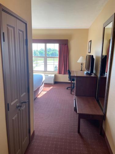 Efficiency King Suite with Bath Tub - Mobility Accessible/Non-Smoking