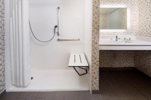 Queen Room with Accessible Roll-in Shower - Non-smoking