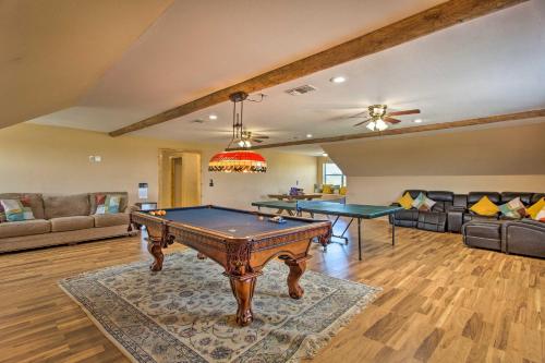 11-Acre Log Cabin Hot Tub and Sand Volleyball!