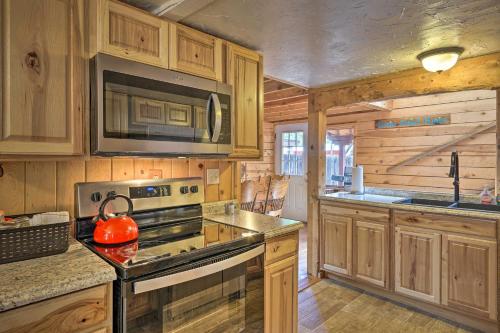 Evergreen Cabin Less Than 5 Miles to Monument Lake!