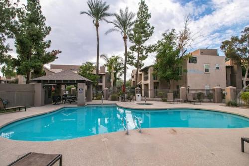 North Scottsdale Poolside 2 Bdrm Condo - image 3