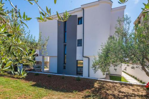 Apartments Maella 2