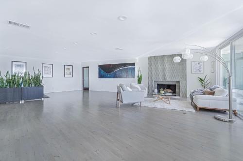 Encino Hills - Pool & Hot Tub - Koi Pond Patio home - image 7