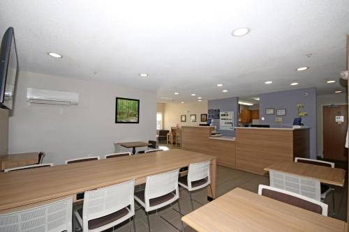 Food and beverages, Microtel Inn & Suites by Wyndham Greensboro in Greensboro (NC)