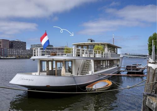 Stunning boat with a view Amsterdam