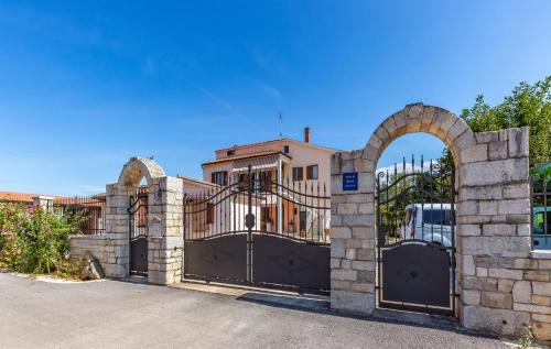  Apartment in Vrvari with One-Bedroom 3, Ferienwohnung in Poreč