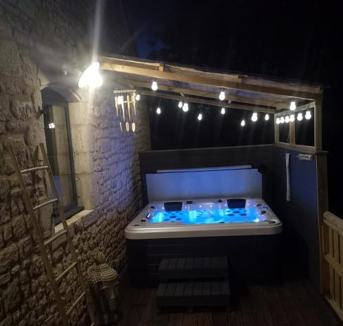 . Gîte La Grange de La Trigalle avec spa professionnel privatif
