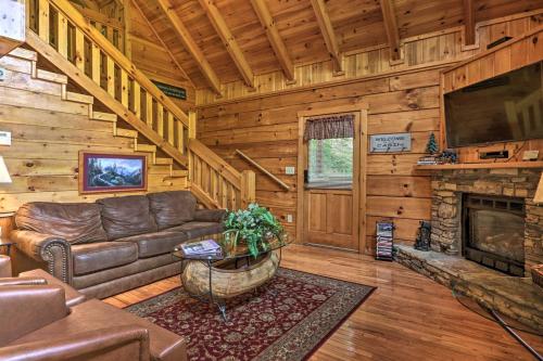 Gatlinburg Mountainside Escape with Outdoor Hot Tub! - image 7