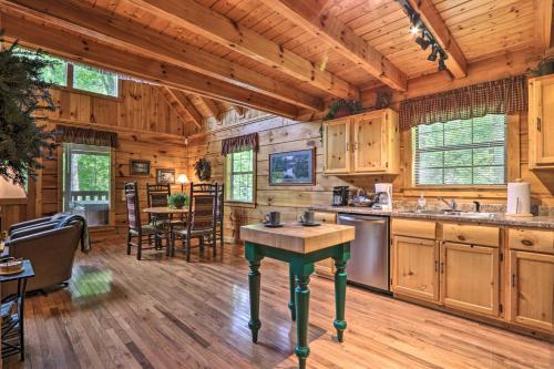 Gatlinburg Mountainside Escape with Outdoor Hot Tub! - image 7