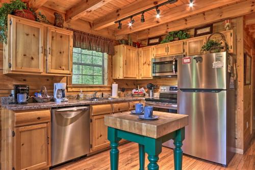 Gatlinburg Mountainside Escape with Outdoor Hot Tub! - image 6