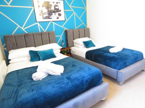 Tudors eSuites Two Bedroom 5 Beds & Balcony
