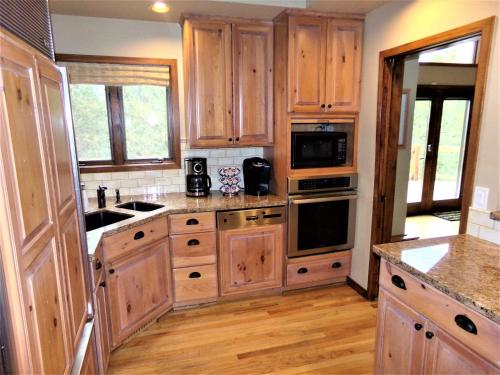 HSPL Wellington House 4 Bed 5 bath with mnt views - image 12