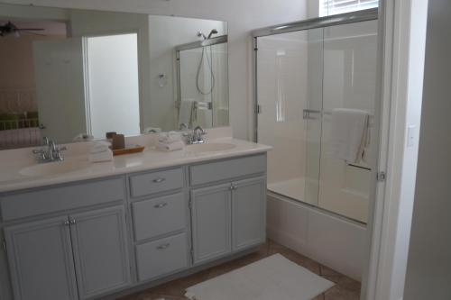 Mountain Breeze Condo with Patio & BBQ Grill - 30 Day Minimum condo - image 10