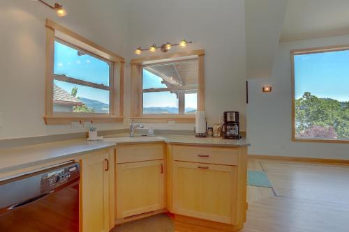 Hutson's Bridgeview House with HotTub & Huge Walk in Shower - 30 day min home - image 10