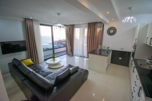 Apartment with Sea View image 8