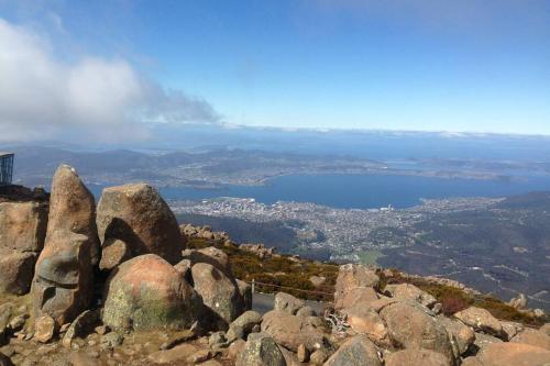 MELVINGTON BOUTIQUE APARTMENT IN HOBART CBD WITH DISCOUNT CAR HIRE o