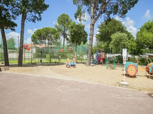Urbane Mobile Home in Saint Jean de Monts with Jacuzzi - image 4