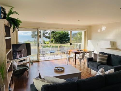 The Esplanade Holiday Home in Indented Head