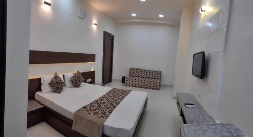 MPK SUITES T SQUARE