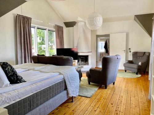 2 bedrooms, 4 beds