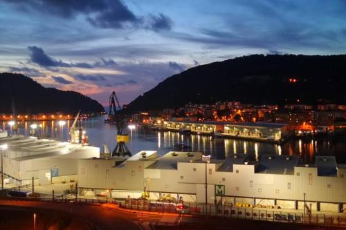  Apto con vistas a BAHÍA DE PASAJES, a 10 min del Festival de Cine de San Sebastián, Pension in Lezo