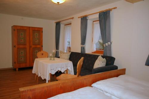 1 queen bed, 1 sofa bed