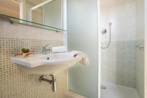 Double Room image 6