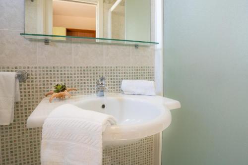Double Room image 7