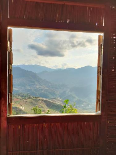 Indigenous homestay- Trek- Food- Bus - 전망