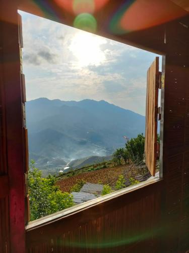 Indigenous homestay- Trek- Food- Bus - 전망