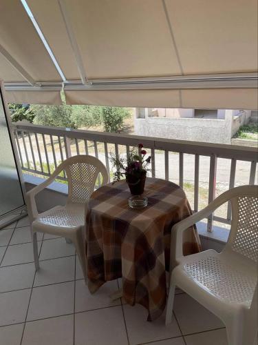  To Perigiali Apartments in Rovies