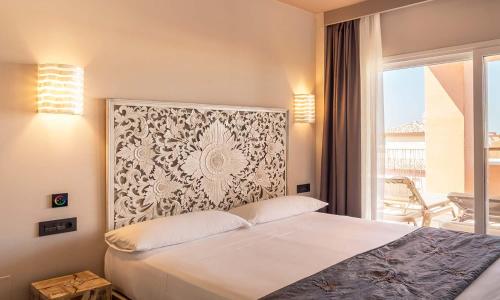 Deluxe Double or Twin Room with Pool View image 7