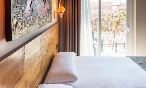 Deluxe Double or Twin Room with Pool View image 6