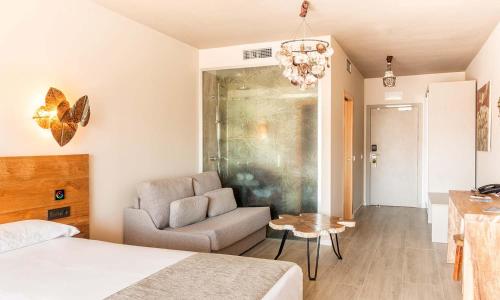 Deluxe Double or Twin Room with Pool View image 2