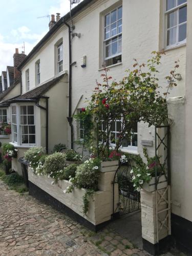 Beautiful 17th century coach house off high street