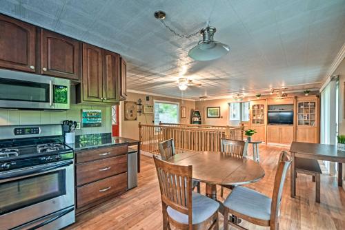 Lake Barkley Home Private Dock, Kayaks, Fire Pit! in Cadiz, USA