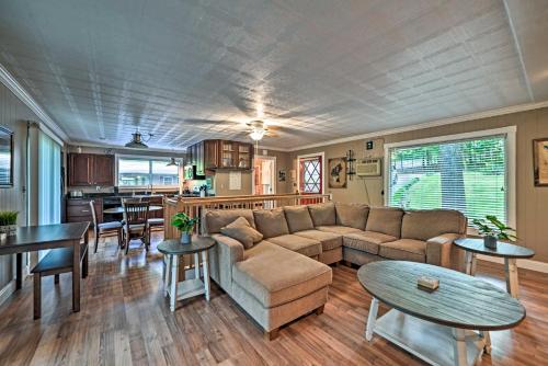 Lake Barkley Home Private Dock, Kayaks, Fire Pit! in Cadiz, USA