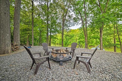Lake Barkley Home Private Dock, Kayaks, Fire Pit! in Cadiz, USA