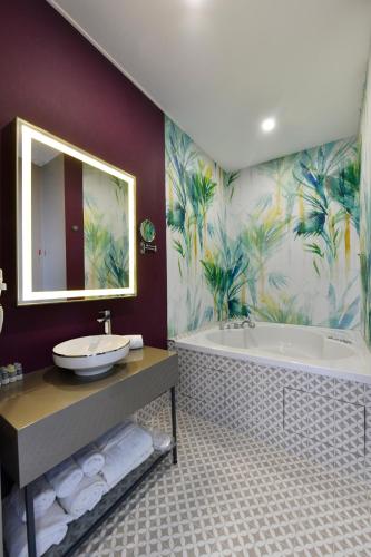 room detail thumbnail 2