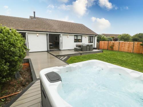 Bwthyn Eirlys Snowdrop Cottage in كيميس بي