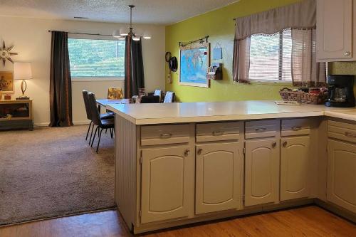 Quaint and Cozy Cottage 3 Mi to Palisade Wineries! Quaint and Cozy Cottage 3 Mi to Palisade Wineries!
