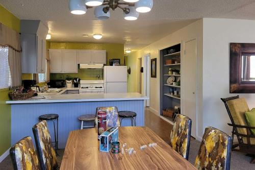 Quaint and Cozy Cottage 3 Mi to Palisade Wineries! Quaint and Cozy Cottage 3 Mi to Palisade Wineries!