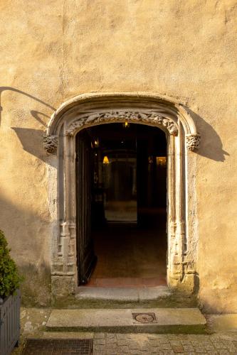 Hotel Le Donjon - Coeur de La Cite Medievale - image 2