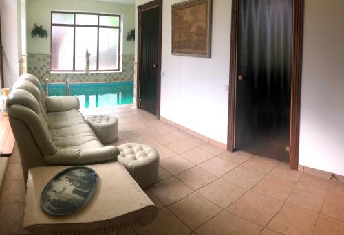 Swimmingpool, Guests house with amazing pool and sauna in Babite