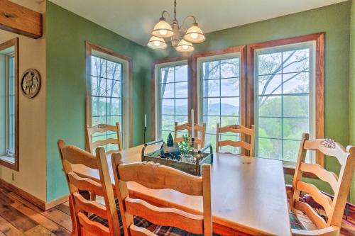 Quaint Blue Ridge Mountain Getaway Pets Welcome! in Burnsville, USA