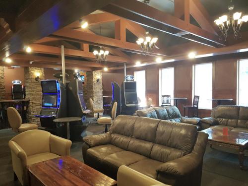 ห้องส่วนกลางสำหรับนั่งเล่น/ดูทีวี, Twin Pine Inn & Suites in ฮินตัน (AB)