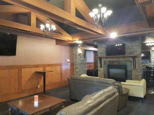 ห้องส่วนกลางสำหรับนั่งเล่น/ดูทีวี, Twin Pine Inn & Suites in ฮินตัน (AB)