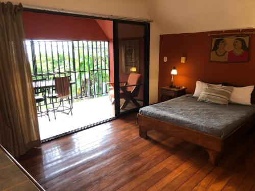 Balcony/terrace, Cockatoo Studio Apartments in Quepos