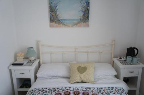 Small Double Room image 7